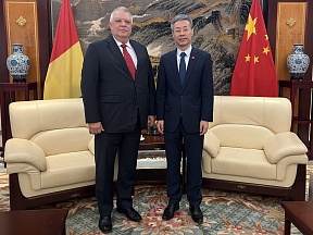 S.E.M. Alexey V. POPOV, Ambassadeur de Russie en Guinée, a visité l’Ambassade de Chine à Conakry