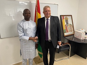S.E.M. Alexey V. Popov a rencontré le Ministre des Mines et de la Géologie de la Guinée