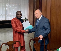 S.E.M. Vadim RAZUMOVSKIY a remis les prix aux gagnants du concours “Connaître la Russie” S.E.M. Vadim RAZUMOVSKIY a remis les prix aux gagnants du concours “Connaître la Russie”